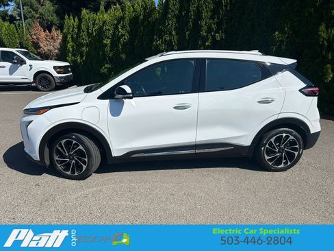 Used 2022 Chevrolet Bolt EUV Premier w/ Sun & Sound Package FWD image 4