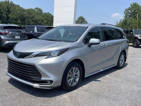 Used 2025 Toyota Sienna XLE FWD image 5