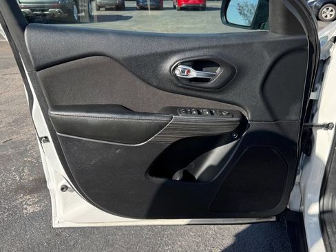 Used 2017 Jeep Cherokee Sport image 8