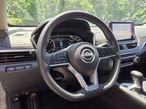 Used 2025 Nissan Altima 2.5 SV FWD image 10