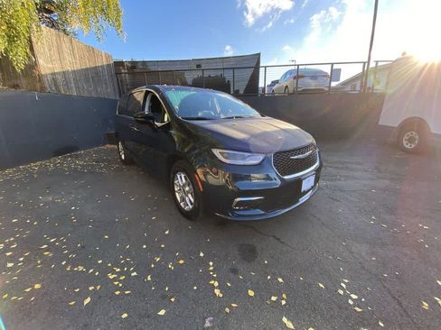 Used 2024 Chrysler Pacifica Touring-L FWD image 8