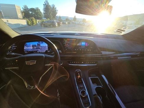 Used 2024 Cadillac Escalade Luxury image 2