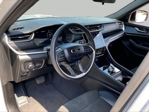 Used 2025 Jeep Grand Cherokee Altitude AWD/4WD image 17