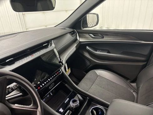 Used 2026 Jeep Grand Cherokee Altitude AWD/4WD image 8