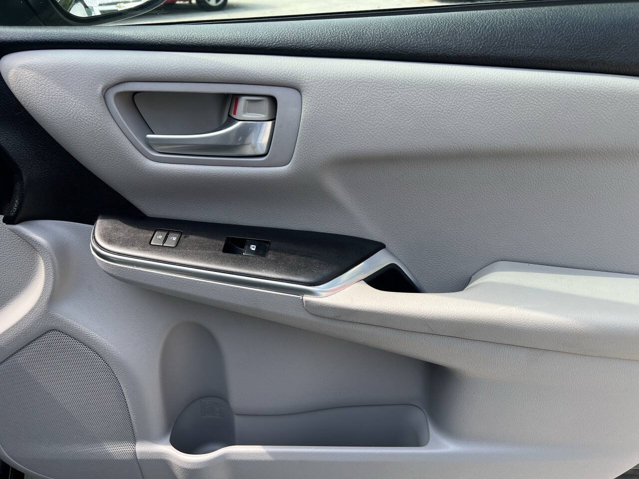 Used 2017 Toyota Camry LE w/ Moonroof Package FWD image 27
