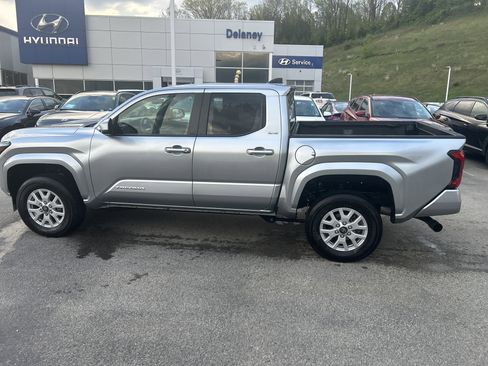 Used 2025 Toyota Tacoma SR5 AWD/4WD image 25