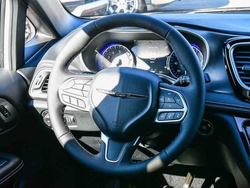 New 2026 Chrysler Pacifica Select image 16