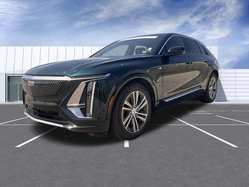 Certified 2024 Cadillac Lyriq Luxury AWD/4WD image 4