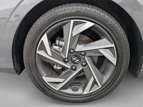 Used 2025 Hyundai Elantra Limited FWD image 9