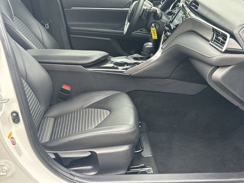 Used 2018 Toyota Camry SE w/ Moonroof Package FWD image 13