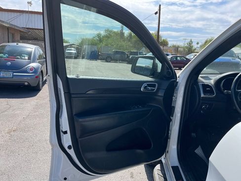 Used 2018 Jeep Grand Cherokee Altitude RWD image 12