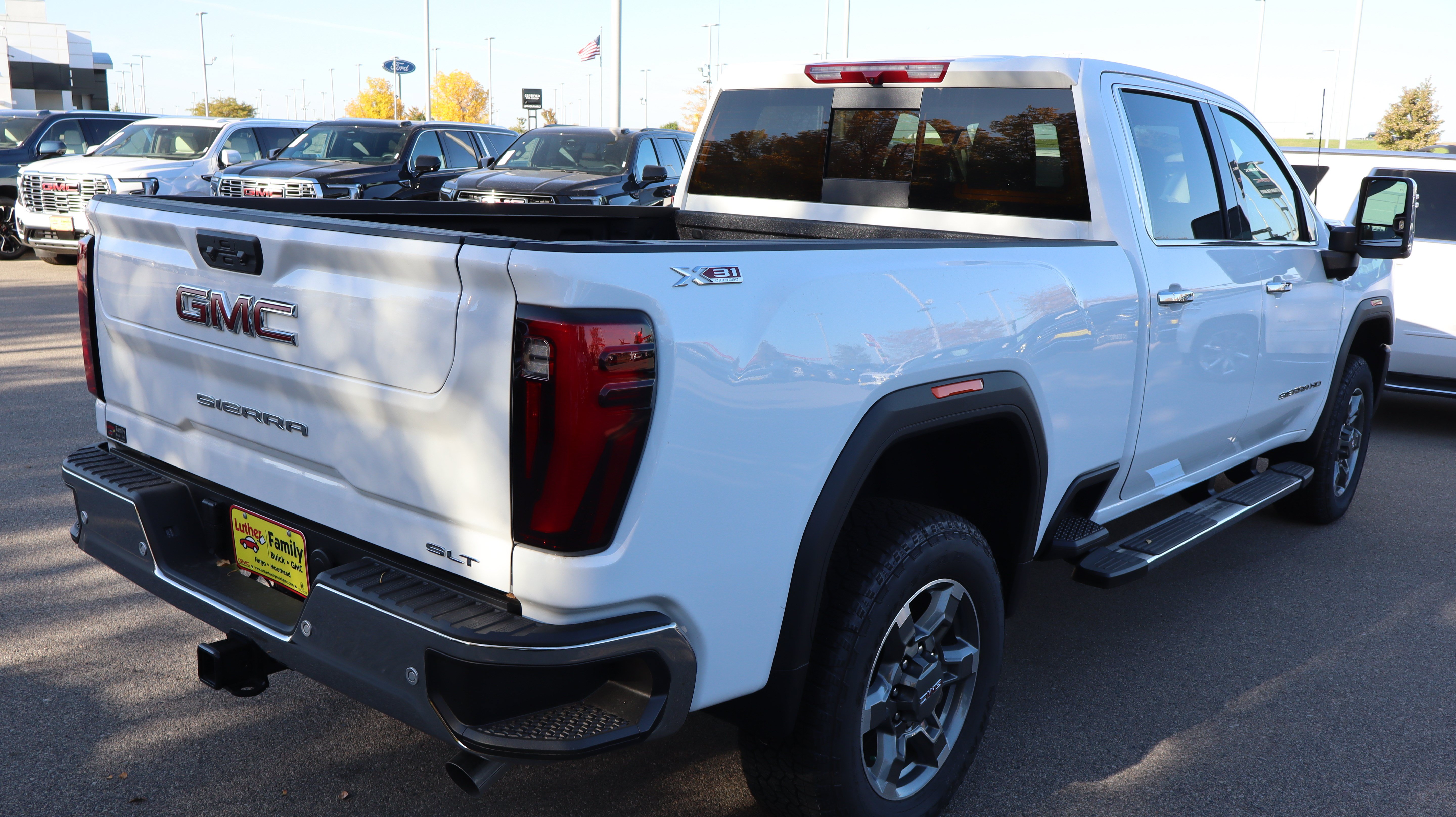 New 2026 GMC Sierra 3500 SLT w/ SLT Premium Package AWD/4WD image 7