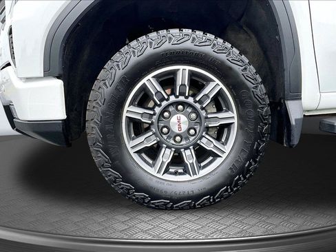 Used 2024 GMC Sierra 1500 AT4 w/ Technology Package AWD/4WD image 10