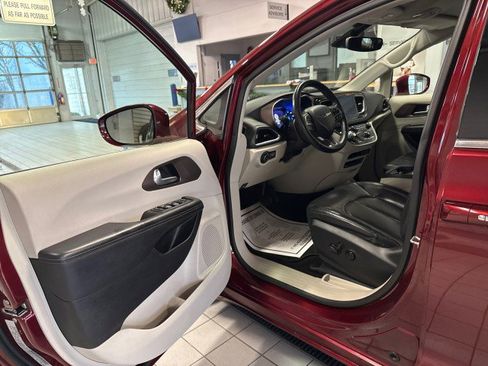 Used 2018 Chrysler Pacifica Touring-L Plus w/ Advanced Safetytec Group image 13