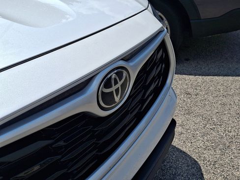 Used 2022 Toyota Highlander XLE AWD/4WD image 4
