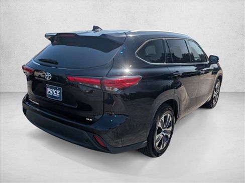 Used 2022 Toyota Highlander XLE image 9