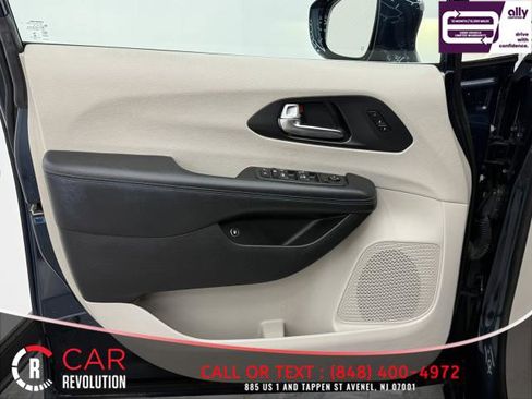 Used 2021 Chrysler Pacifica Touring-L image 49