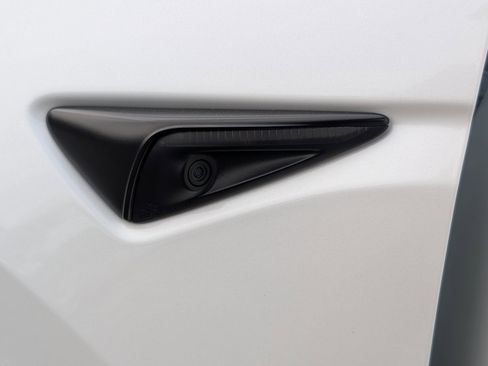 Used 2022 Tesla Model Y Long Range image 21