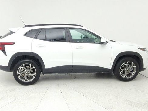 Certified 2025 Chevrolet Trax LT FWD image 8