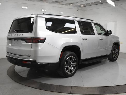 Used 2024 Jeep Wagoneer L Series II RWD image 2