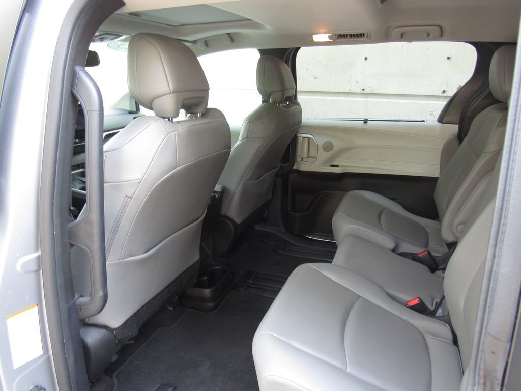 Certified 2025 Toyota Sienna XLE FWD image 15