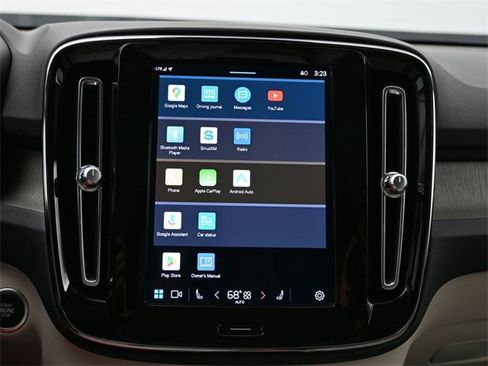 Used 2023 Volvo XC40 B5 Plus image 19