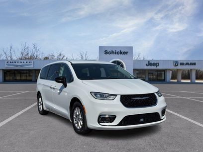 Used 2024 Chrysler Pacifica Touring-L