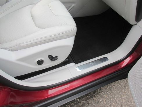 Used 2020 Jeep Cherokee Limited image 64