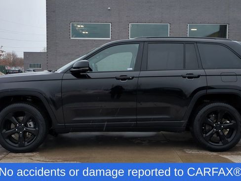 Used 2023 Jeep Grand Cherokee Altitude image 2