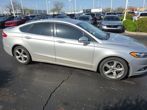 Used 2016 Ford Fusion SE image 3