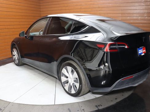 Used 2022 Tesla Model Y Long Range AWD/4WD image 25