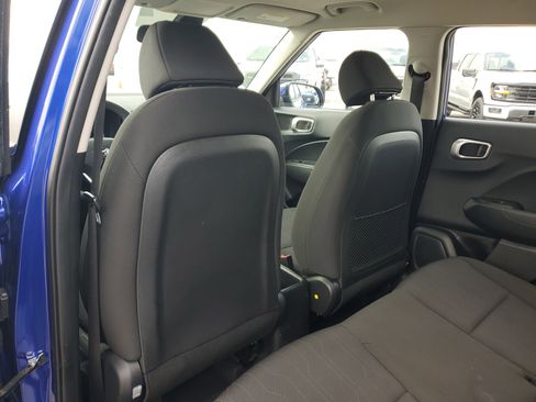 Used 2021 Hyundai Venue SE image 18