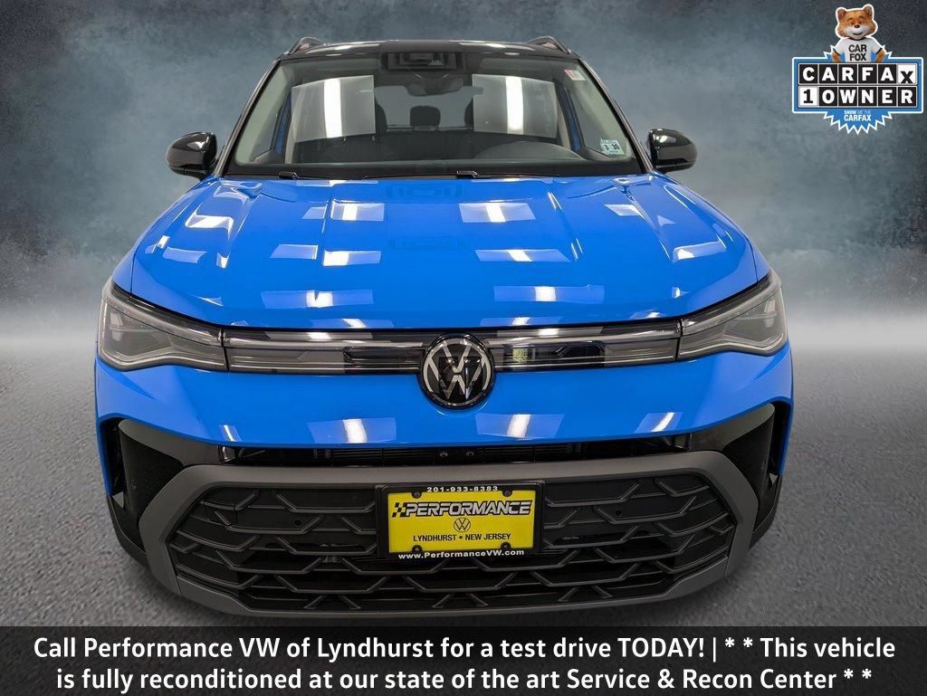 Used 2025 Volkswagen Taos SE AWD/4WD image 2