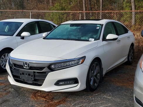 Used 2019 Honda Accord Touring image 3