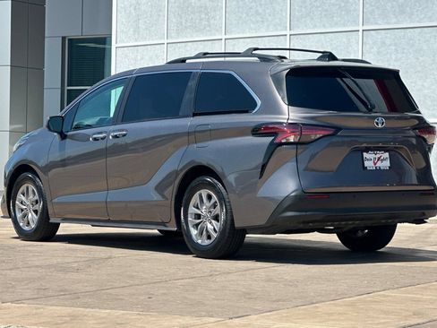 Certified 2022 Toyota Sienna XLE w/ XLE Plus Package FWD image 7