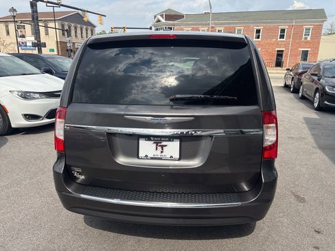 Used 2015 Chrysler Town & Country Touring FWD image 4