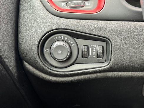 Used 2015 Jeep Renegade Trailhawk image 30