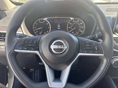 Used 2025 Nissan Altima 2.5 SV FWD image 25