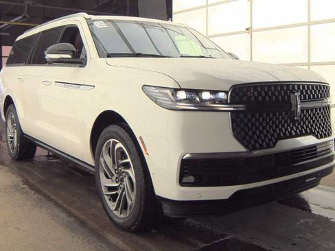 Used 2025 Lincoln Navigator L Reserve image 5