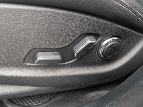Used 2025 Genesis GV70 2.5T AWD/4WD image 17