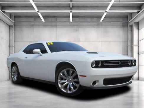 Used 2019 Dodge Challenger SXT image 1