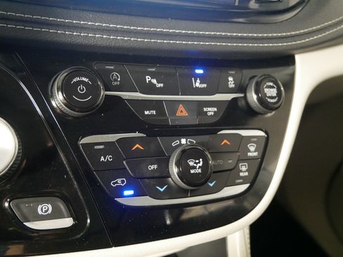 Used 2023 Chrysler Pacifica Limited AWD/4WD image 23
