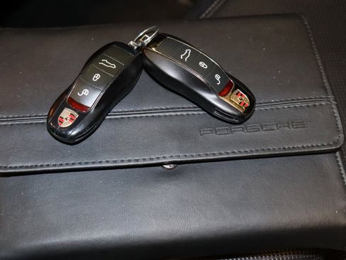 Used 2012 Porsche Cayenne Turbo image 10