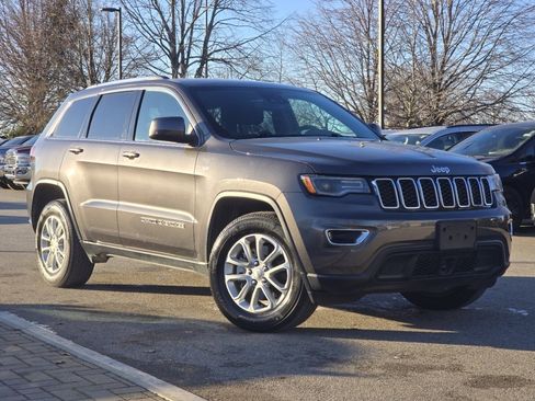 Used 2021 Jeep Grand Cherokee Laredo image 2