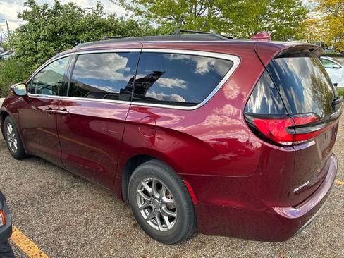 Used 2021 Chrysler Pacifica Touring w/ Cold Weather Group FWD image 2