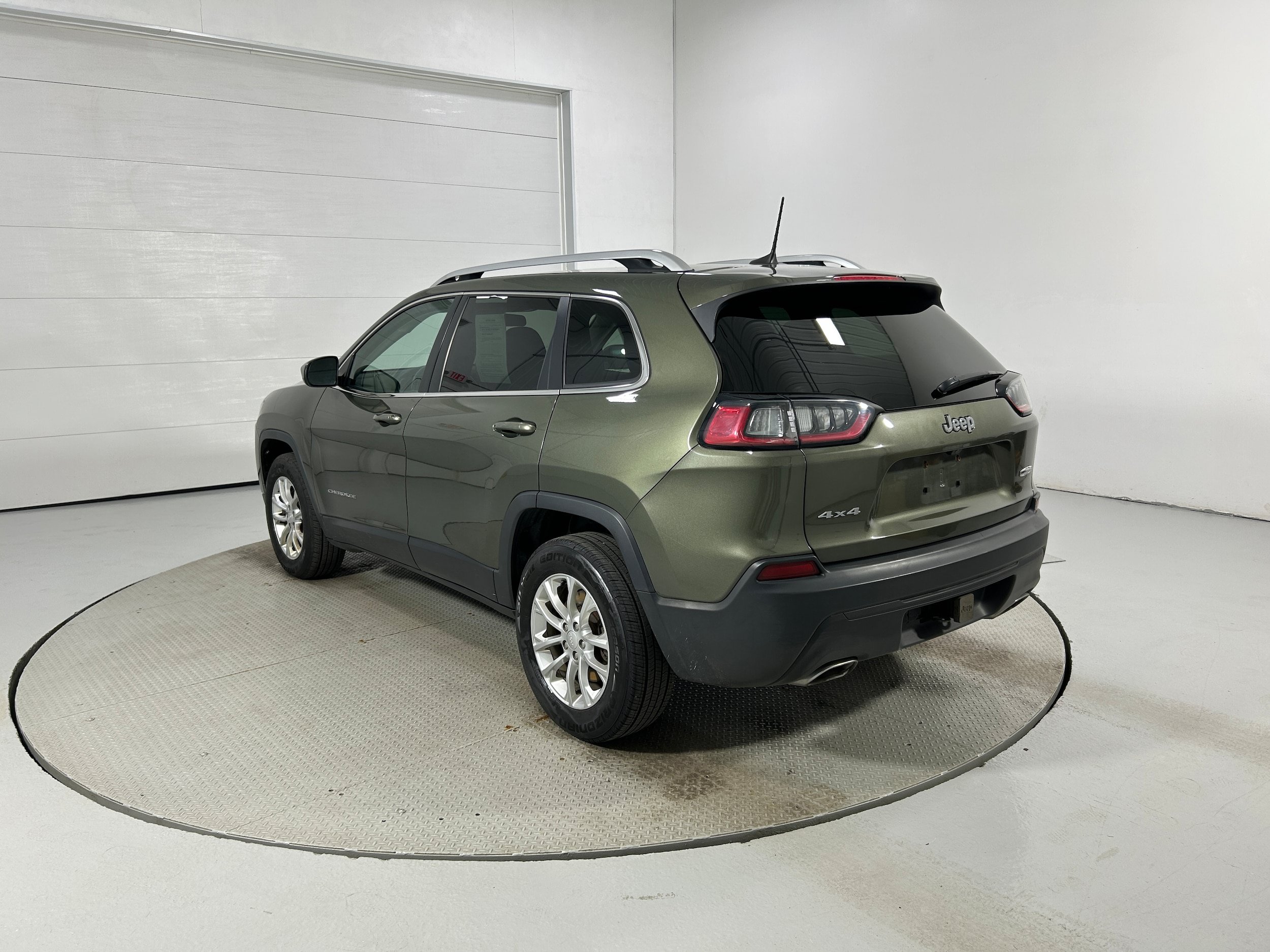 Used 2019 Jeep Cherokee Latitude w/ Cold Weather Group AWD/4WD image 23