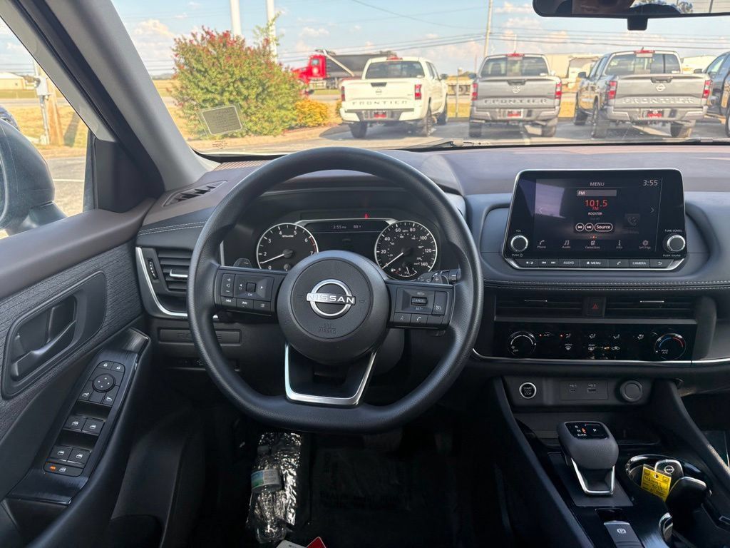 Used 2023 Nissan Rogue S AWD/4WD image 22