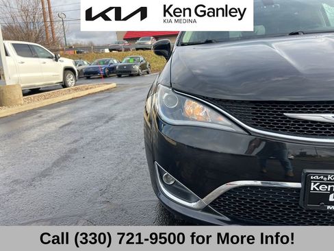 Used 2018 Chrysler Pacifica Touring-L w/ Premium Audio Group image 17