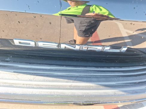 Used 2021 GMC Yukon Denali w/ Denali Premium Package image 12