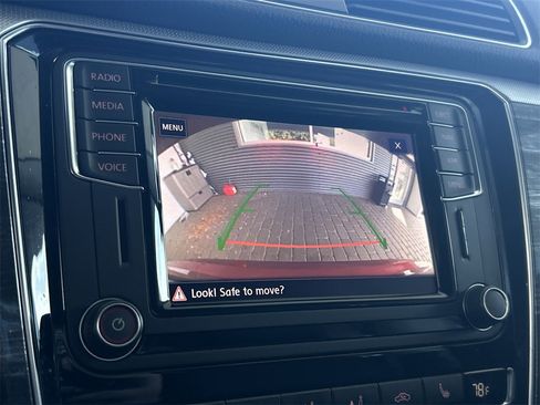 Used 2018 Volkswagen Passat 2.0T SE image 25